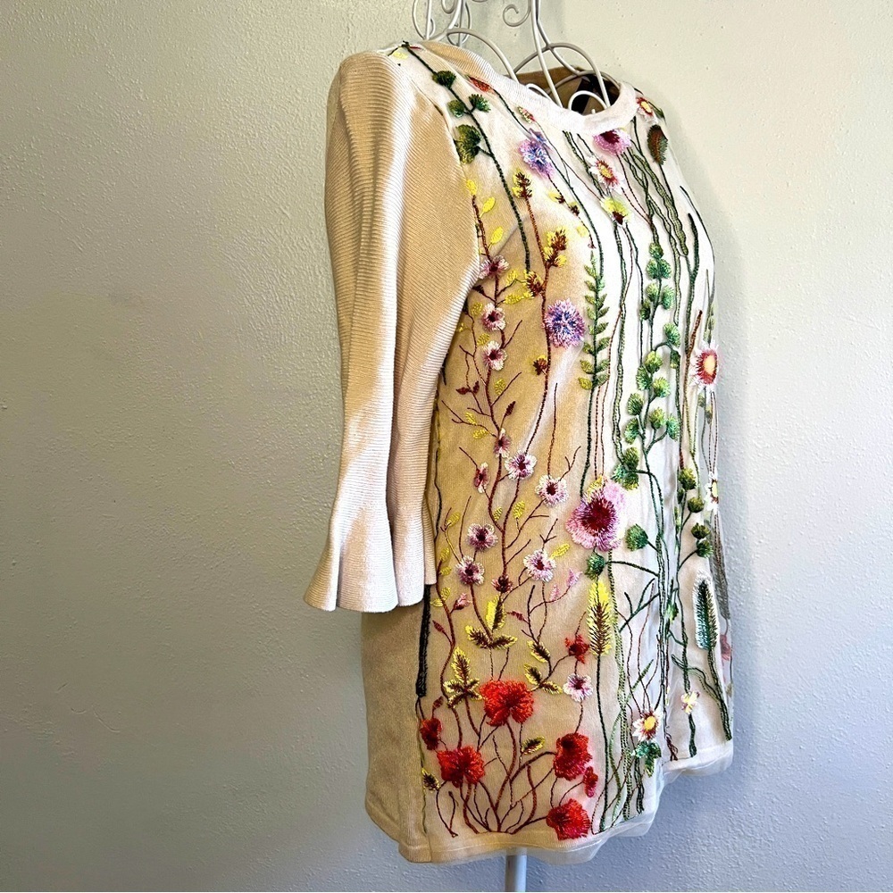 Joseph A. beige floral top with 3/4th flared sleeves. Sz S. Preowned. EUC. - Picture 2 of 10